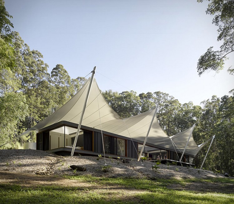 design moderne voile ombrage rétractable sur mesure maison contemporaine australienne