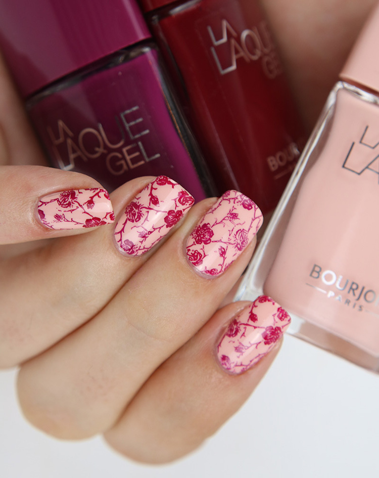déco ongle gel rose et pourpre motifs floraux