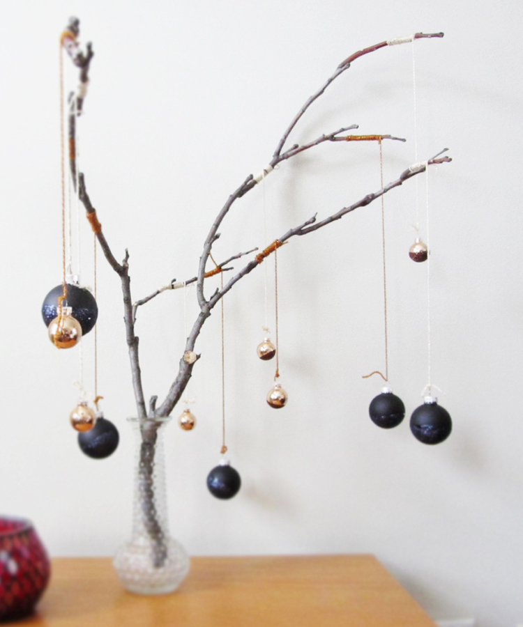 décoration de noël avec des branches boules noires