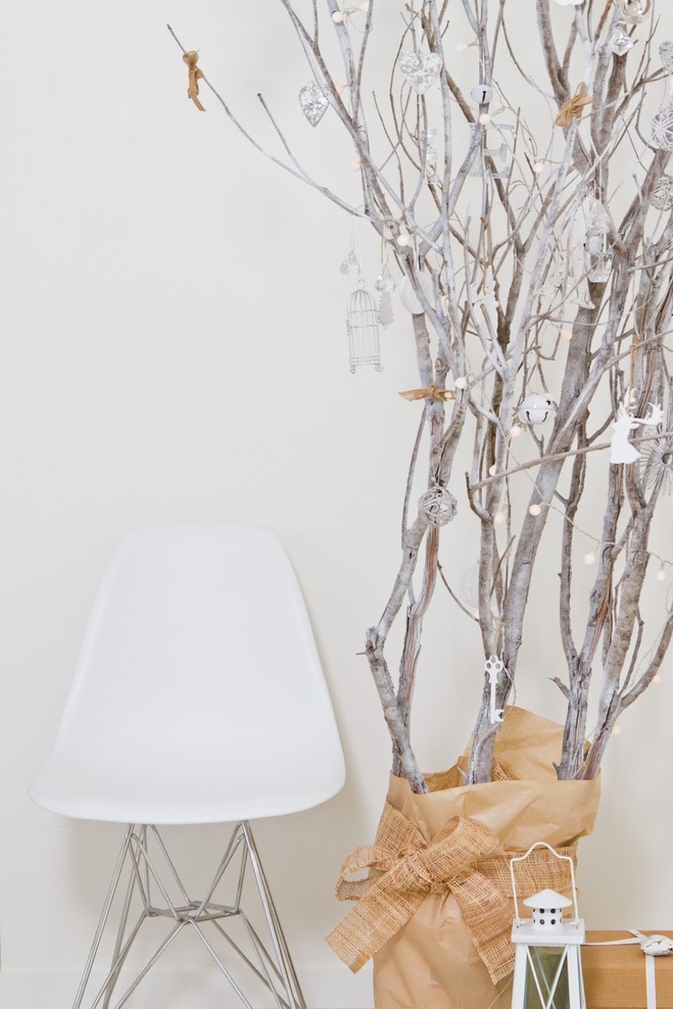 décoration de noël avec des branches ornements blancs élégants