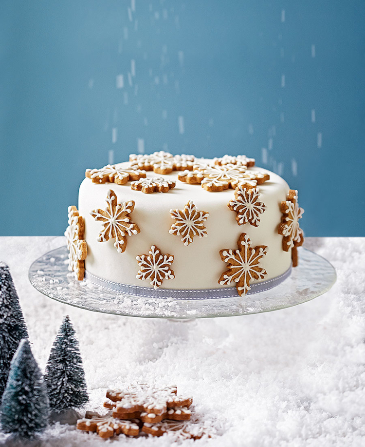 décoration gâteau Noël avec biscuits glaçage crème blanche beurre