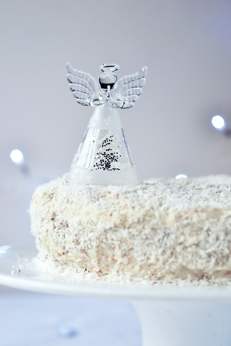 décoration gâteau Noël avec figurine en verre motif ange noix coco râpée