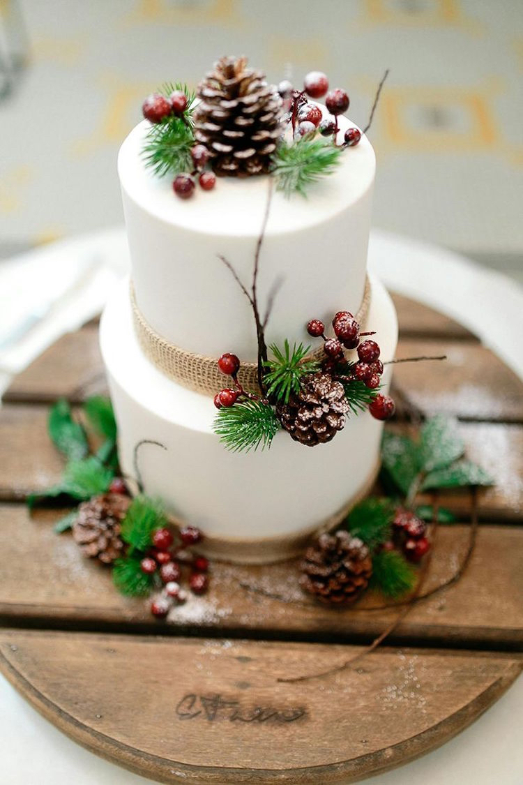 décoration gâteau Noël avec pommes pin ruban toile jute branche sapin idée réaliste originale