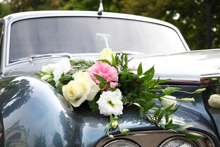 décoration voiture mariage capot devant véhicule differentes variétés fleurs look raffiné copier idée mariage