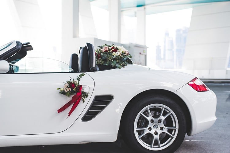 décoration voiture mariage classe déco raffinée fleurs capot arrière véhicule poignées portes