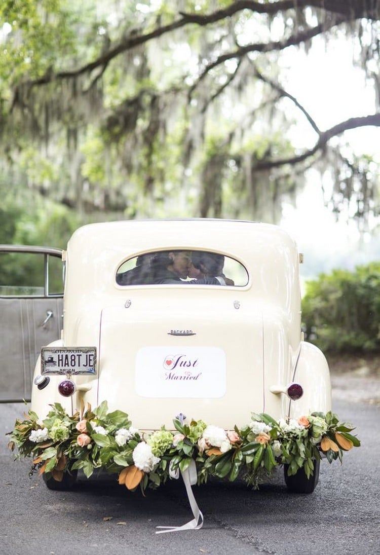 décoration voiture mariage courronne fleurs paneau jeunes mariés véhicule rétro vintage