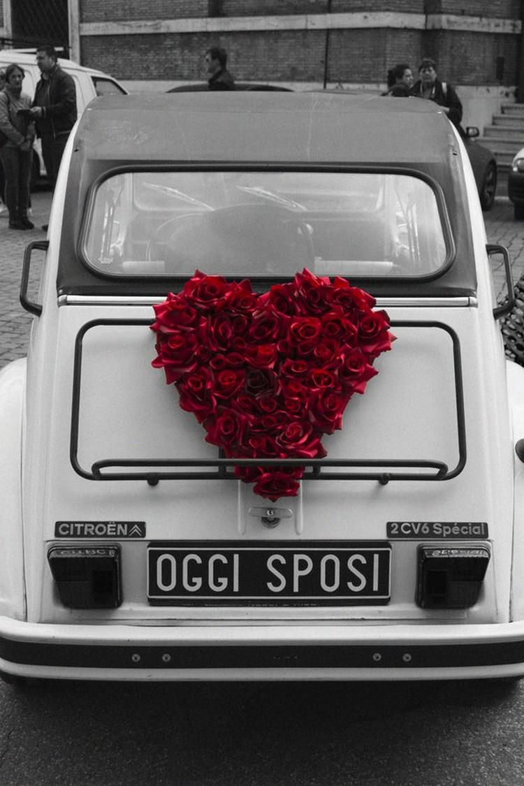 décoration voiture mariage courronne florale roses rouges véhicule rétro vintage