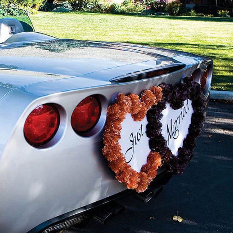 décoration voiture mariage courronnes florales panneaux jeunes mariés idée classe