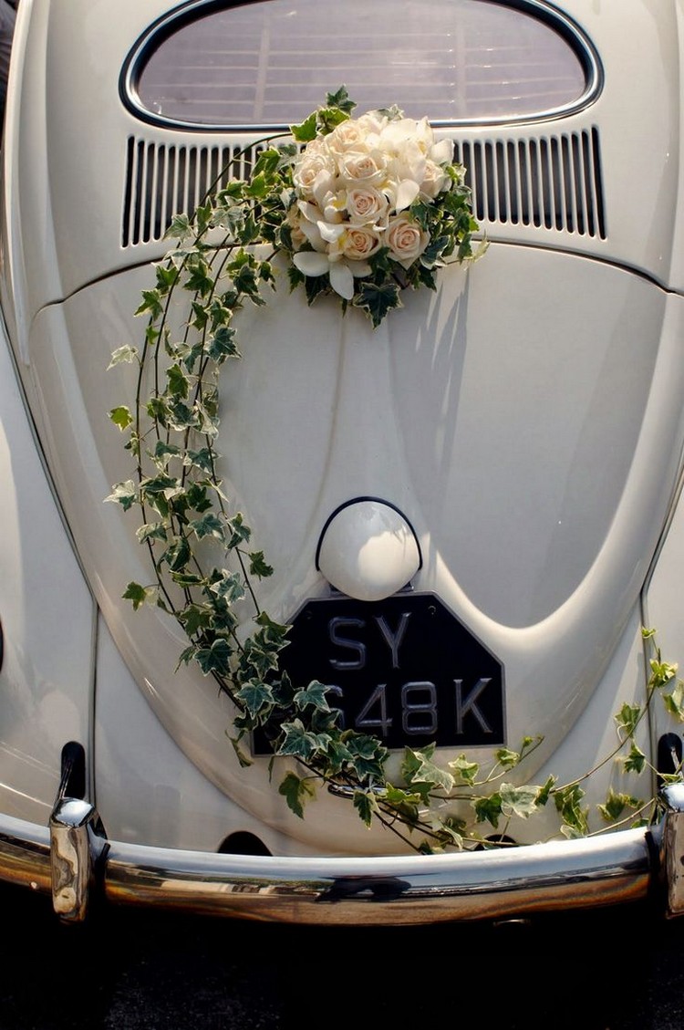 décoration voiture mariage florale raffinée guirlande fleurs roses blanches plantes grimpantes véhicule rétro vintage
