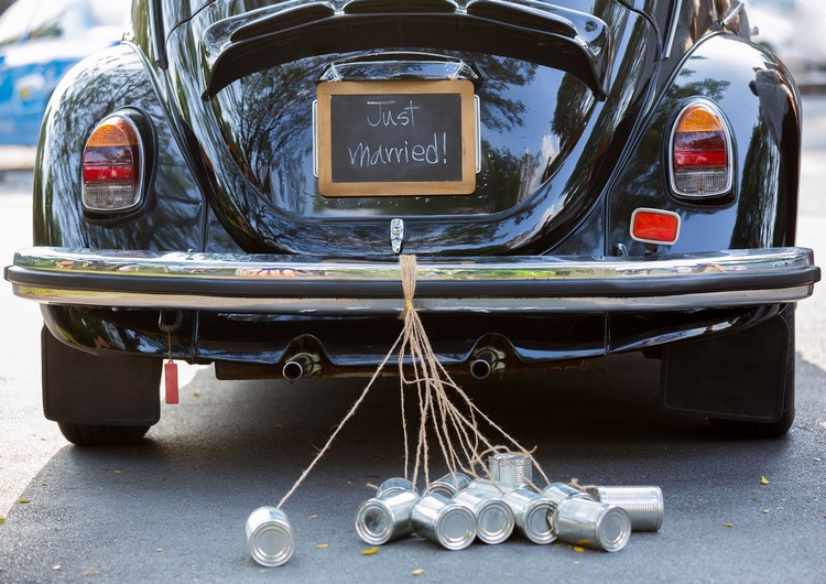décoration voiture mariage guirlande DIY boîtes conserve originale plaque jeunes mariés