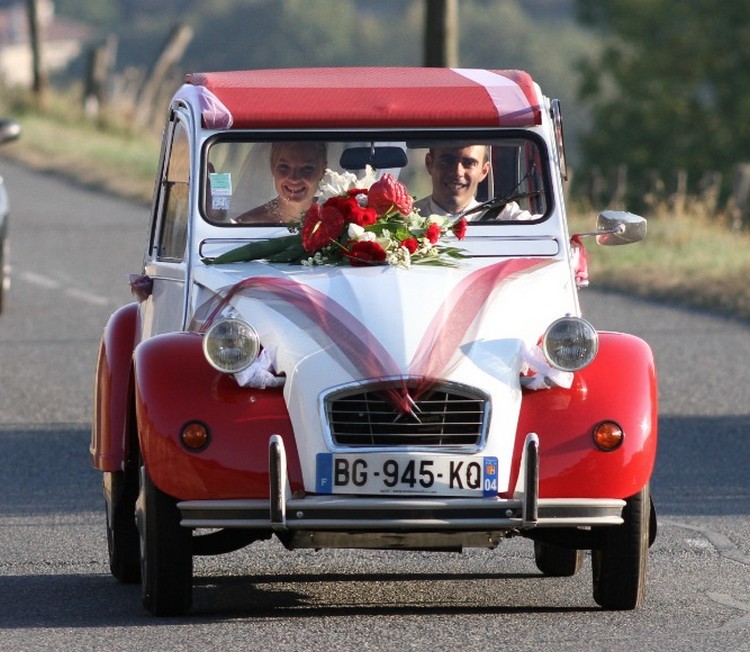 décoration voiture mariage guirlande fleurs rubans décoratifs véhicule rétro vintage idée ludique jeunes mariés