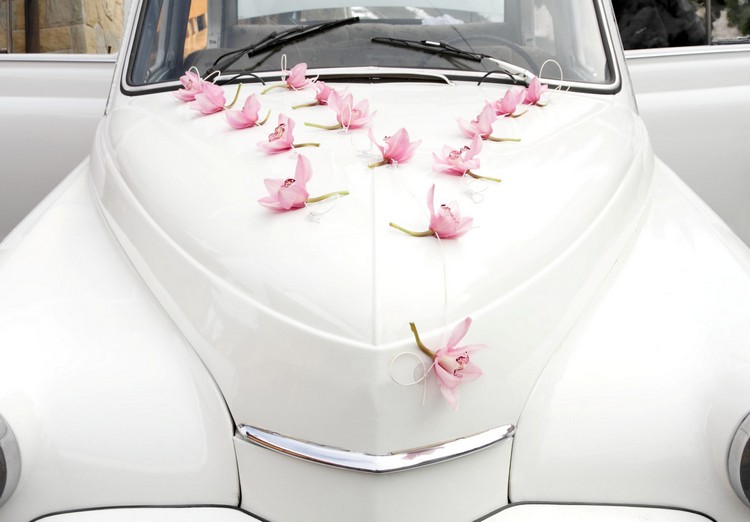 décoration voiture mariage guirlande orchidées accrocher capot devant véhicule jeunes mariés