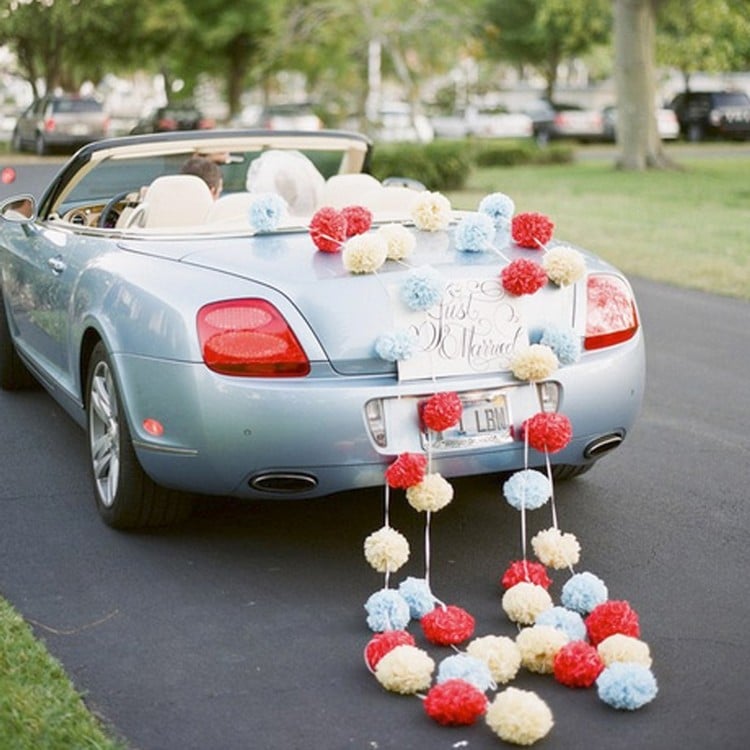 décoration voiture mariage guirlande pom pom DIY originale ludique jeunes mariés