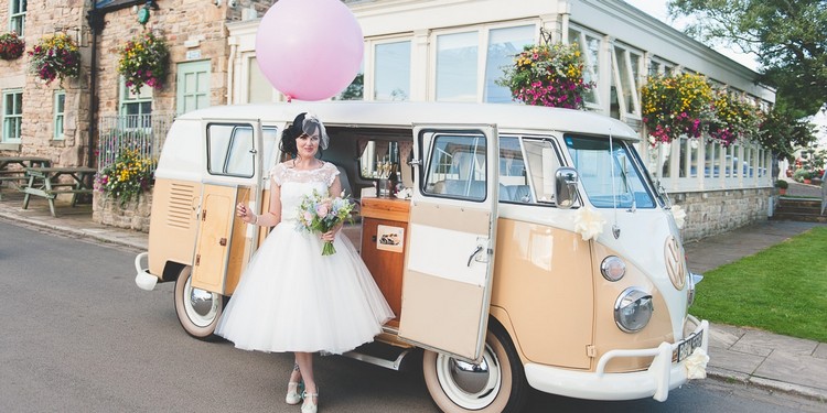 décoration voiture mariage idée originale mini-fourgonnette style rétro vintage jeune mariée