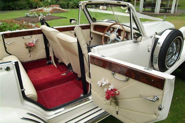 décoration voiture mariage intérieure volan poignées portes véhicule luxe style rétro vintage
