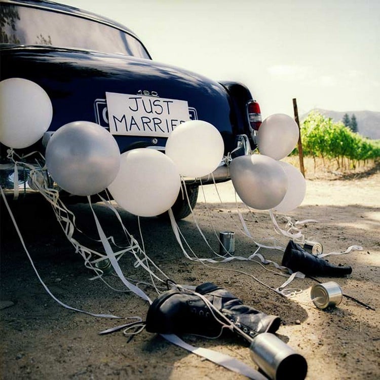 décoration voiture mariage ludique véhicule noir vintage idée stylée ballons gonflables guirlande boîte conserve chaussures jeunes mariés