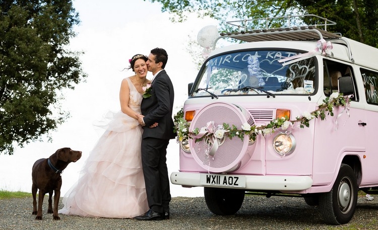 décoration voiture mariage mini-fourgonnette décorée guirlande florale jeunes mariés heureux