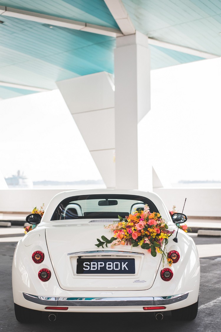 décoration voiture mariage raffinée proposition classe jeunes mariés