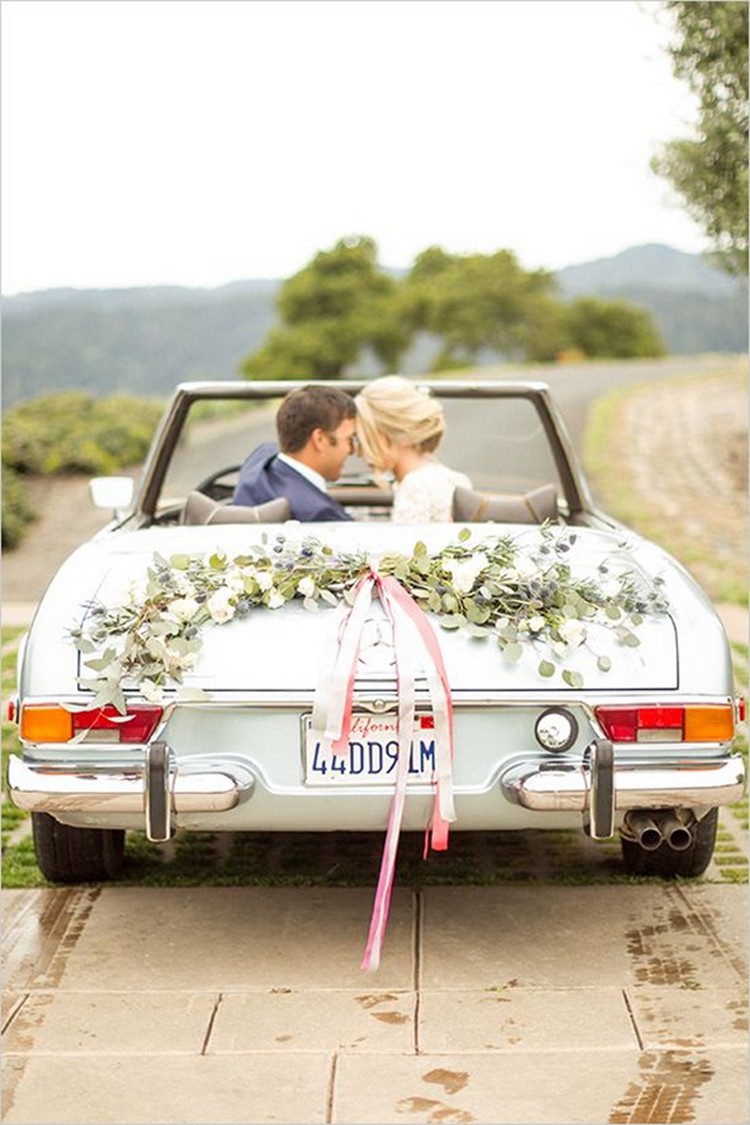 décoration voiture mariage romantique capot véhicule arriere déco fleurs rubans
