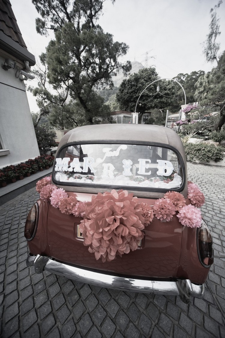 décoration voiture mariage rétro vintage capot véhicule derrière couronne stylée florale
