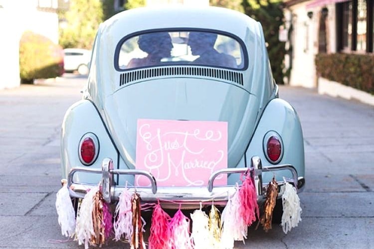 décoration voiture mariage style hipster jeunes mariés véhicule vintage originale