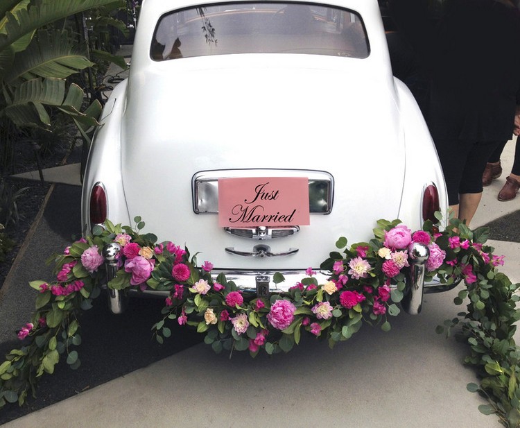 décoration voiture mariage style rétro vintage déco capot arriere véhicule motifs fleurs rubans plaque jeunes mariés