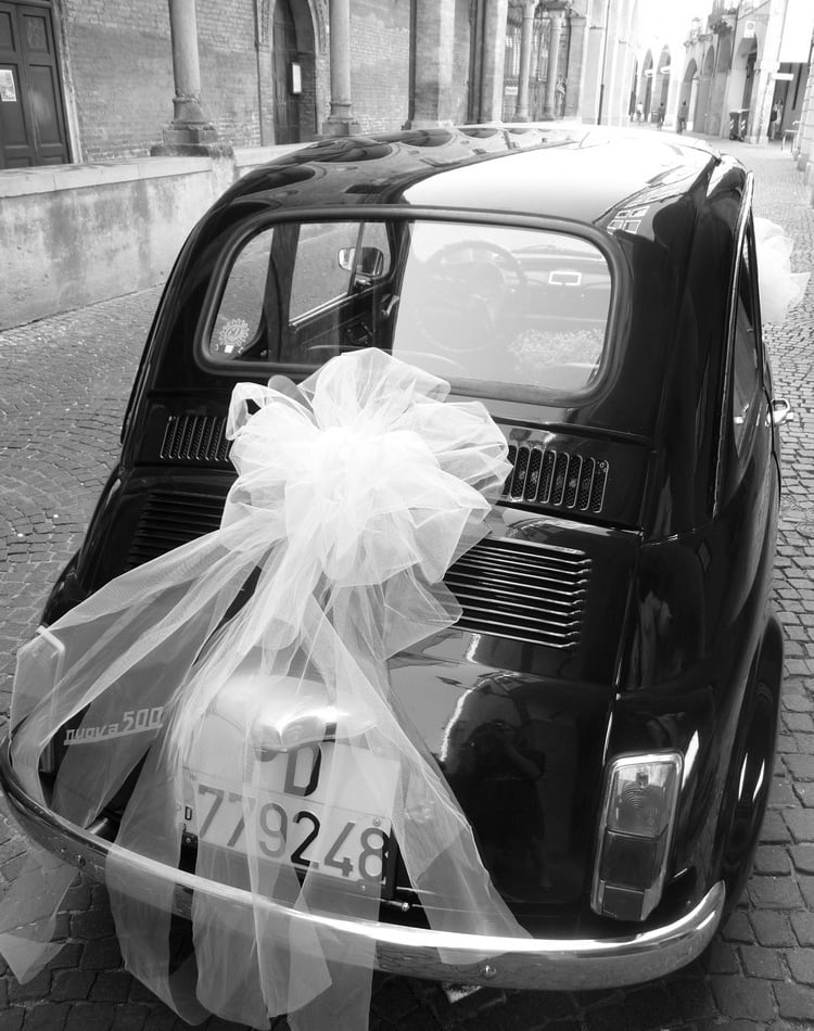 décoration voiture mariage style rétro vintage rubans ballons ardoise jeunes mariés