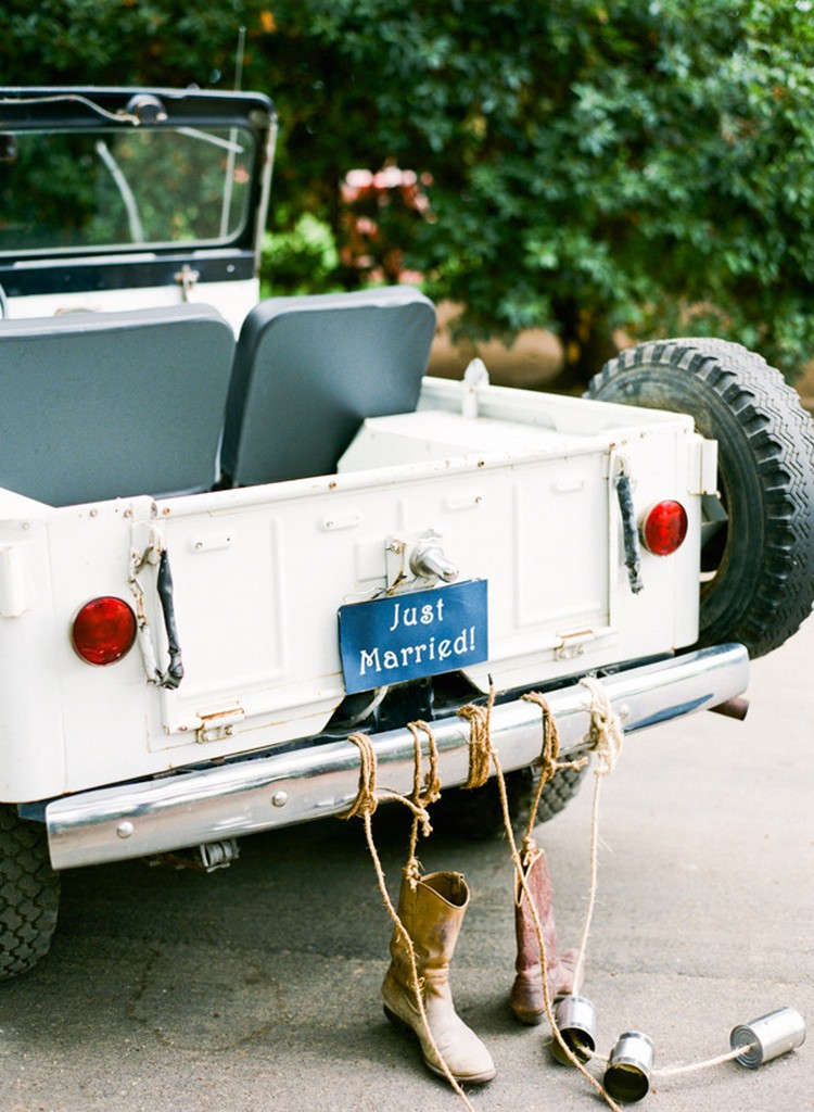 décoration voiture mariage style vintage guirlande boîtes conserve originale