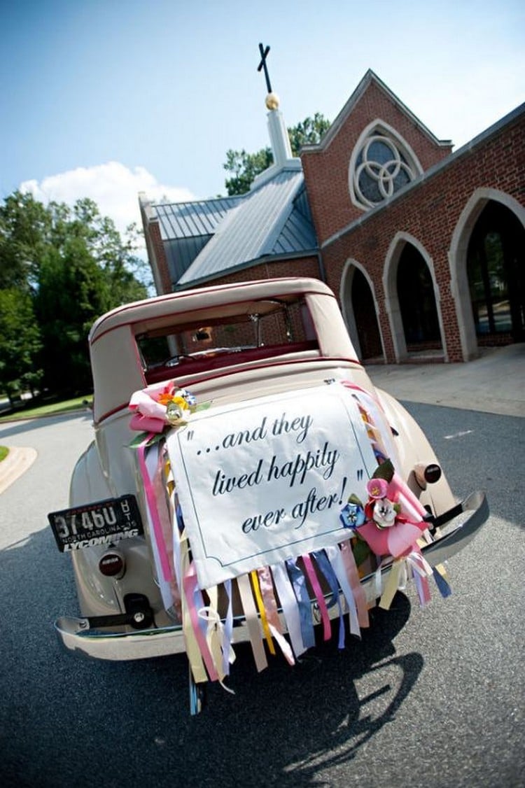 décoration voiture mariage vintage capot derier véhicule panneau original jeunes mariés rubans multicolores