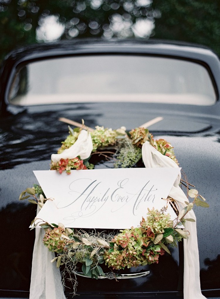 décoration voiture mariage élégante courronne florale panneau décoratif jeunes mariés
