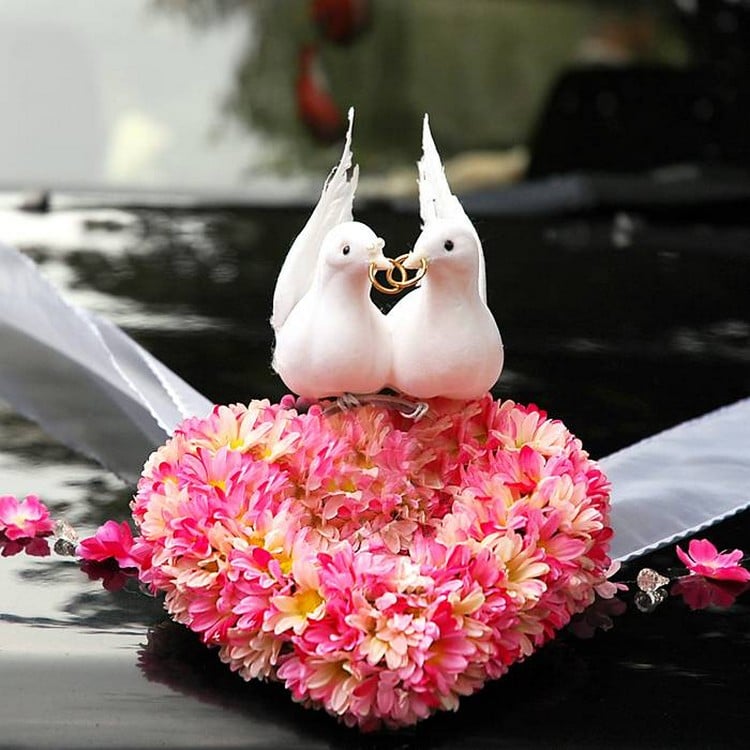 décoration voiture mariage élément décoratif motifs fleurs pigeons
