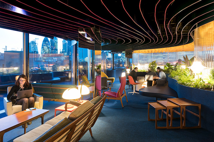 espace de coworking moderne deco plafond spirale plantes vertes interieur
