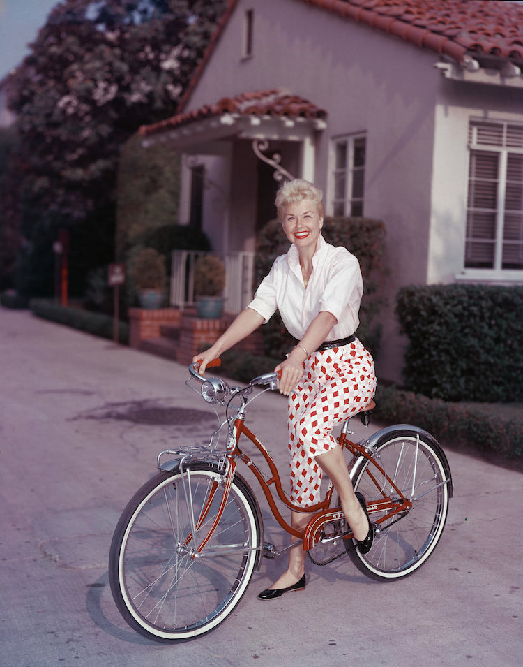 evolution de la mode celebrites 1955 Doris Day pantalon imprime chemisier blanc ballerines