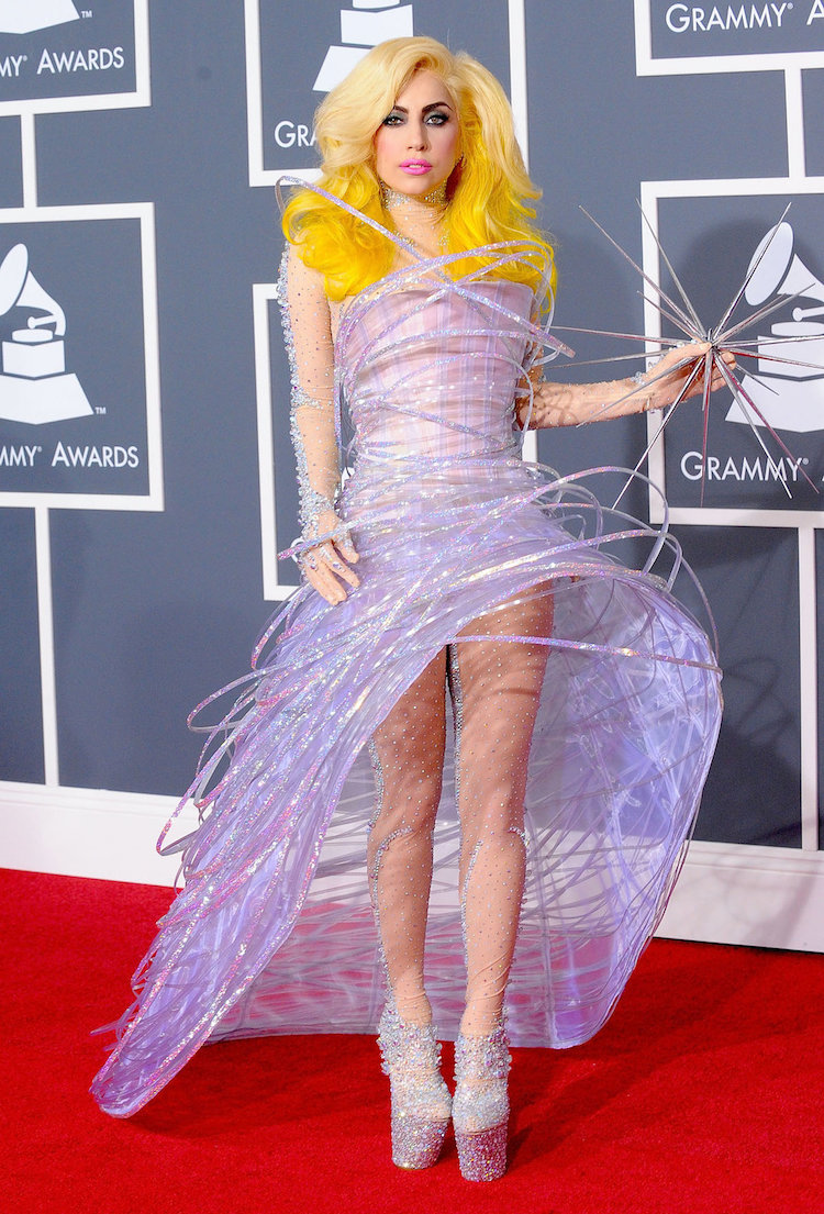 evolution de la mode celebrites 2010 Lady Gaga prix Grammy robe lumineuse