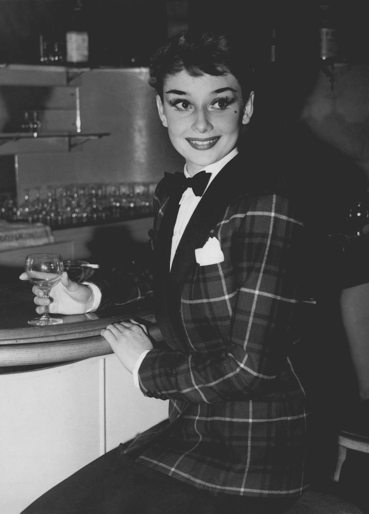 evolution de la mode celebrites Audrey Hepburn blazer tartan papillon noeud