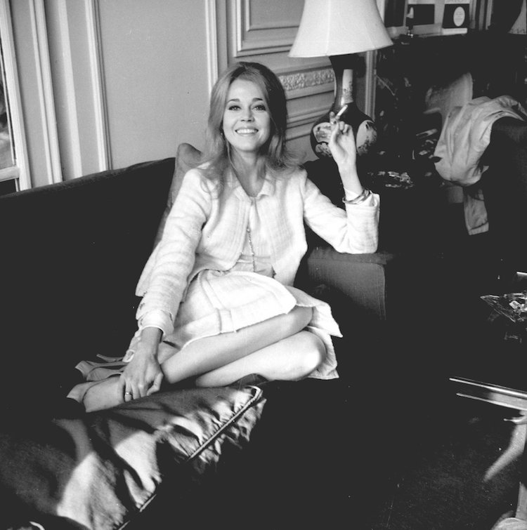evolution de la mode celebrites Jane Fonda jupe midi veste talons hauts cheveux longs