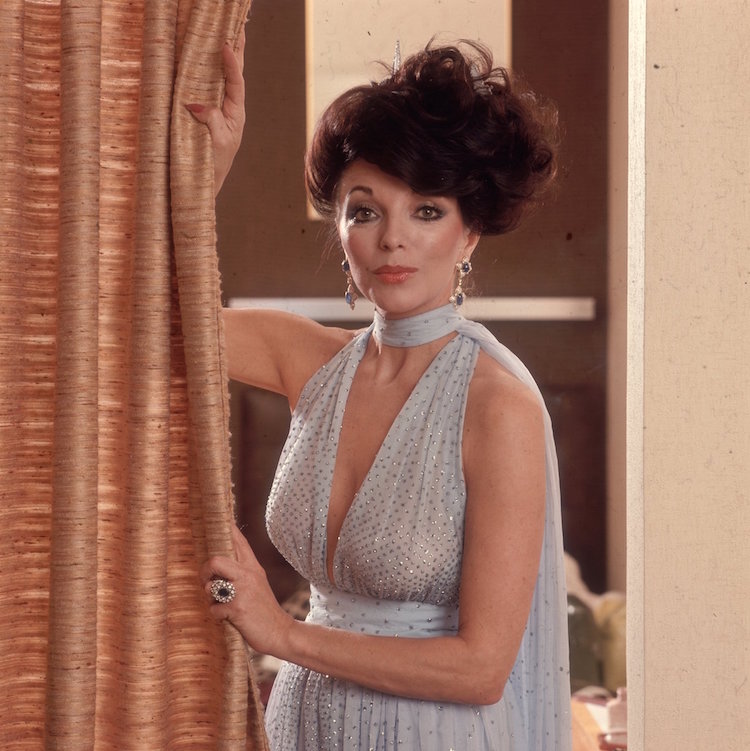 evolution de la mode celebrites Joan Collins actrice ecrivaine robe paillettes