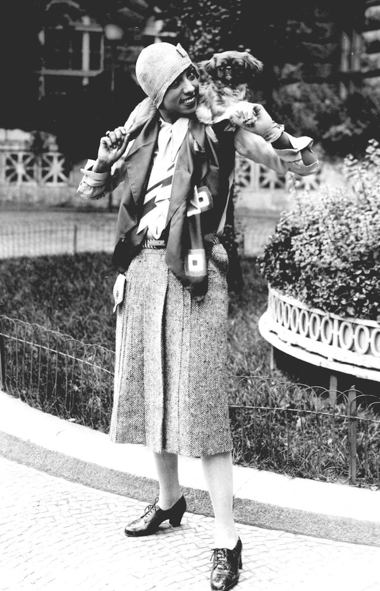 evolution de la mode celebrites annees 1920 Josephine Baker chemise imprimee jupe midi tweed chaussures oxford