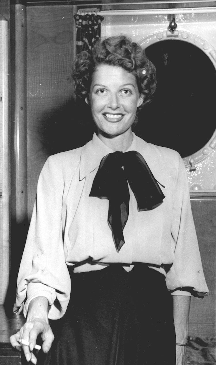 evolution de la mode celebrites annees 1940 ruban noue autour cou jupe taille haute actrice Ann Sheridan