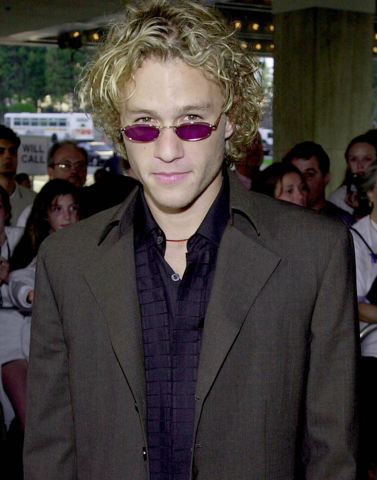 evolution de la mode celebrites annees 2000 Heath Ledger style formel lunettes violettes