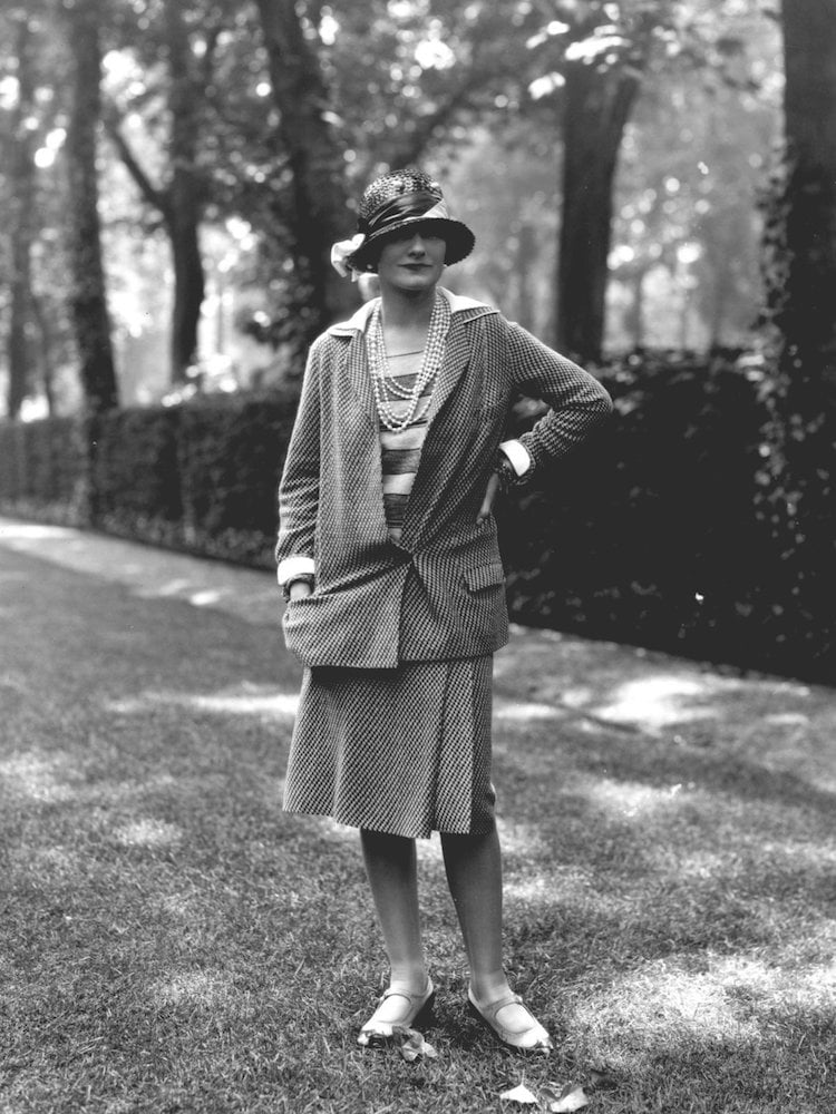 evolution mode annees 1920 Coco Chanel bijoux perles imprimes chapeaux cloche