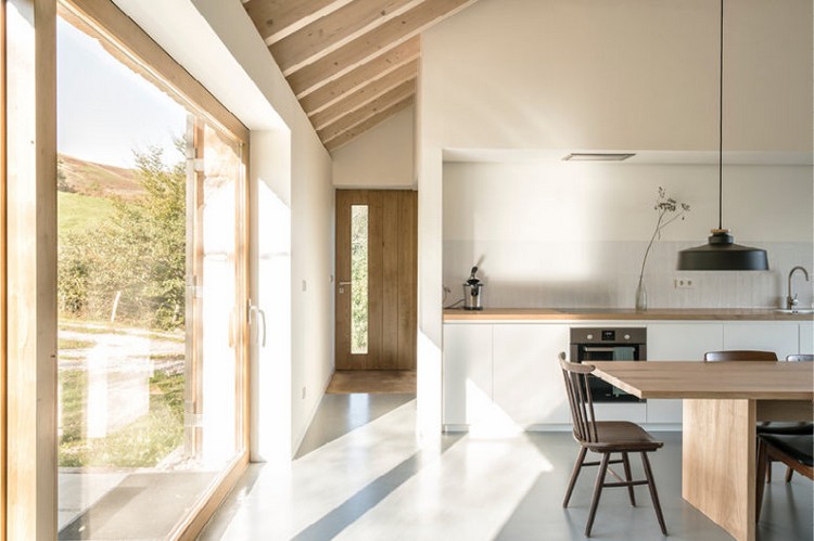 fenêtres panoramiques cuisine blanche meubles en bois
