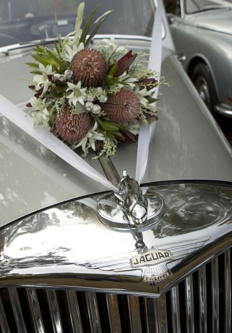 front voiture rétro décoration voiture mariage originale motifs fleurs