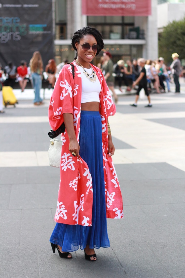 kimono femme couleur corail jupe longue bleu cobalt crop top blanc street style