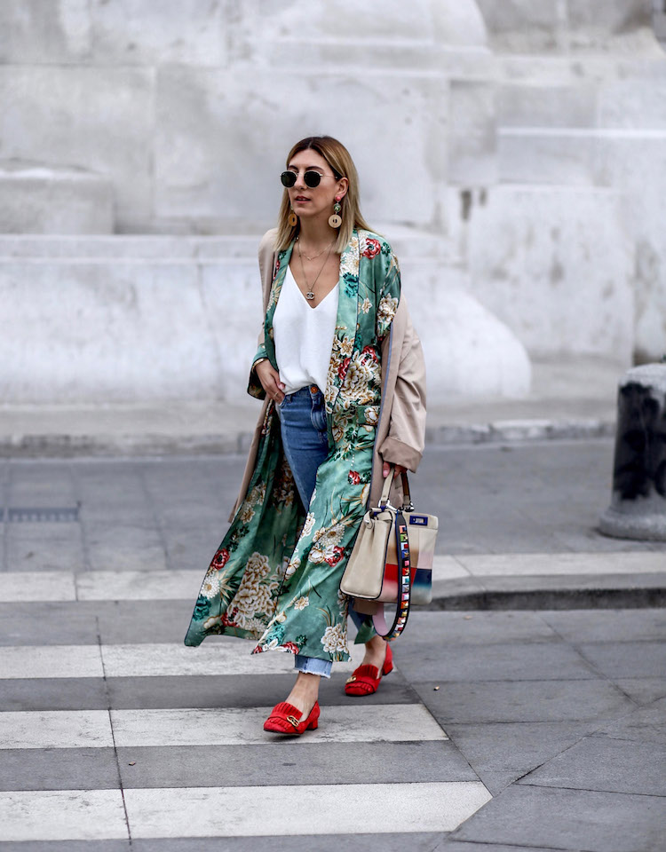 kimono femme long vert top blanc jean chaussures rouges
