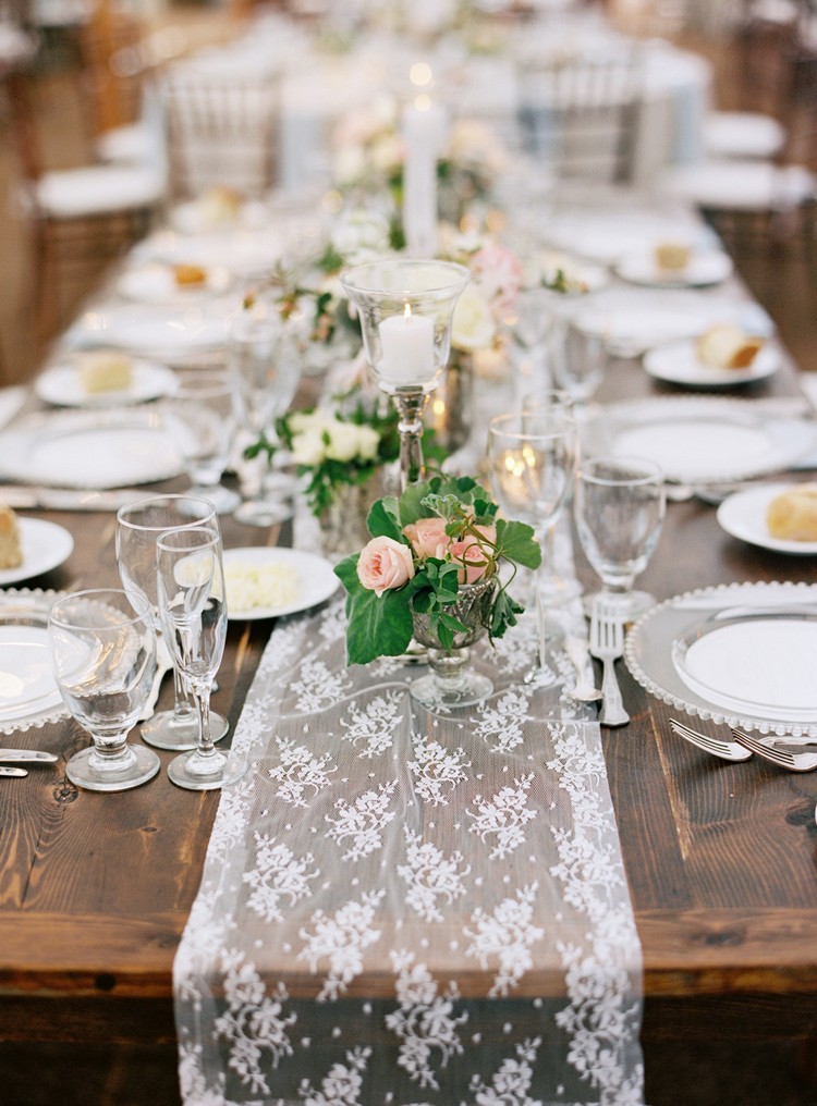mariage rustique déco fleurs table bois massif