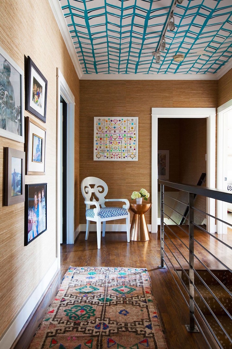 papier peint plafond geometrique deco couloir