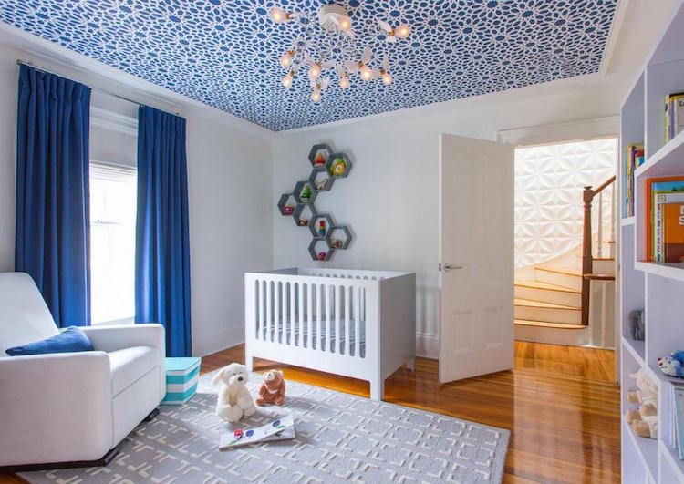 papier peint plafond motif floral bleu blanc deco chambre bebe