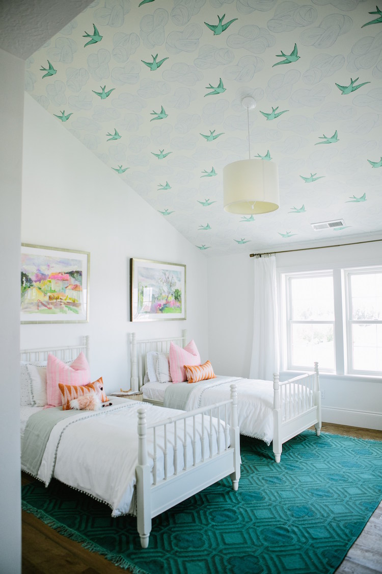 papier peint plafond motif hirondelle deco chambre petites filles