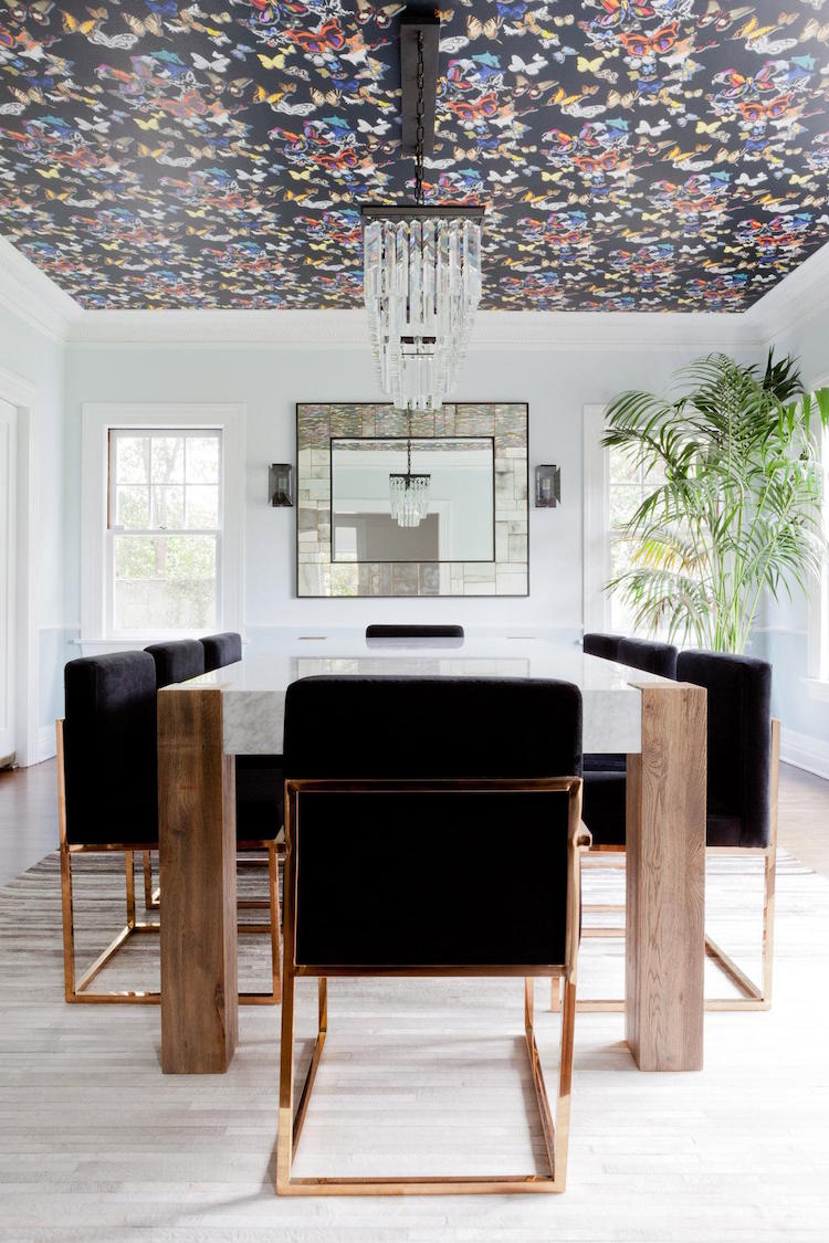 papier peint plafond noir motif papillons multicolores deco salle manger moderne